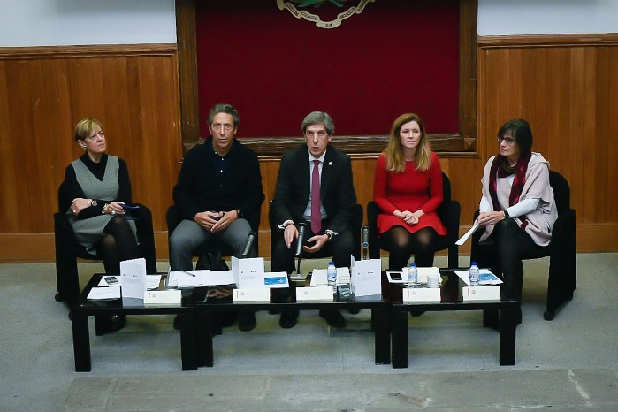 Un informe señala que crear servicios de interpretación para mejorar la comunicación con los inmigrantes reduciría gastos