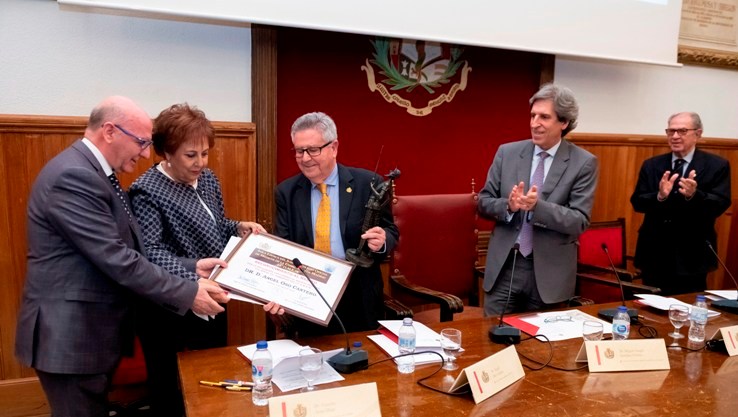 El Aula Lúdica reconoce el trabajo del Dr. Ángel Oso Cantero a favor de los médicos jubilados y le nombra socio honorífico