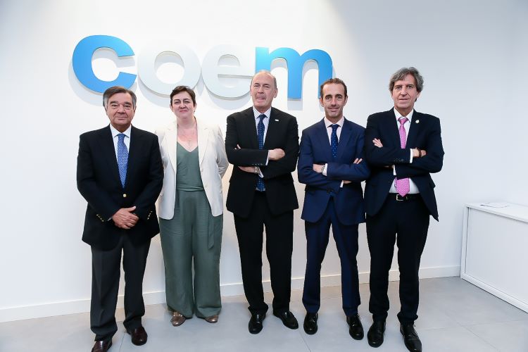 El Dr. Antonio Montero, Presidente del COEM, el Dr. Miguel Ángel Sánchez Chillón, Presidente del Ilustre Colegio de Médicos de Madrid, la Decana del Colegio Profesional de Fisioterapeutas de la Comunidad de Madrid, Aurora Araújo, Luis González Díez, Presi