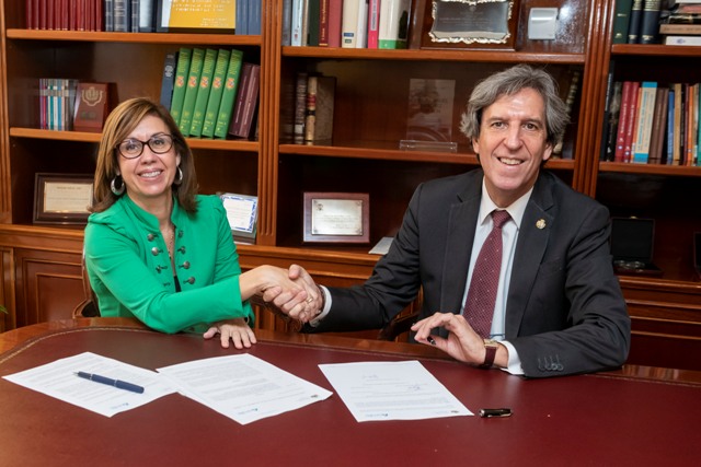 El presidente del Colegio de Médicos de Madrid, el Dr. Miguel Ángel Sánchez Chillón y la presidenta de AMIFE, Guadalupe Martínez Junquera