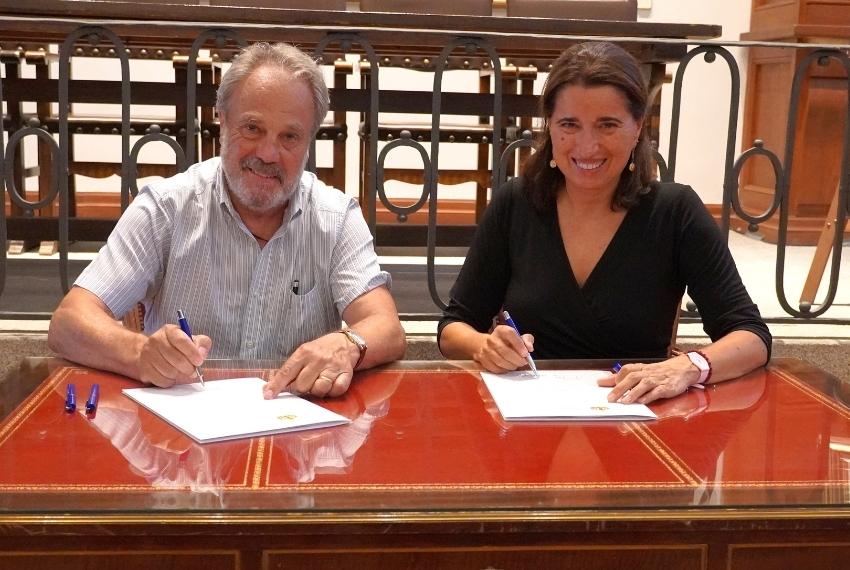El Dr. José Antonio Díaz Huertas, presidente del Comité, y la Dra. Luisa González, vicepresidenta del ICOMEM, en la firma de la constitución del Comité de Pediatría y Adolescencia del ICOMEM