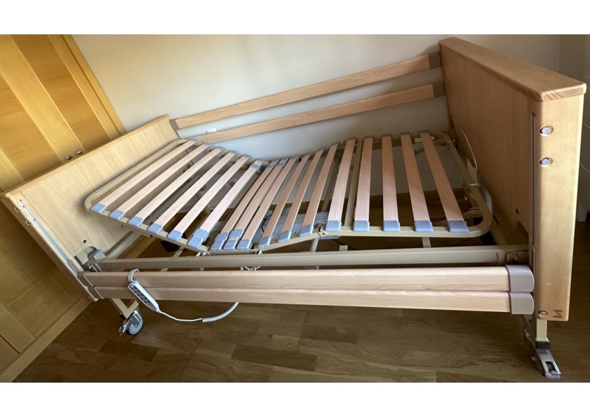 cama articulada , se eleva la cama y las barandillas de seguridad a diferentes alturas