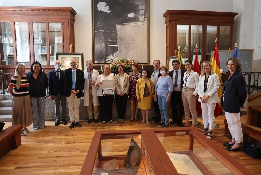 Foto de grupo de la entrega de la insignia de plata a la Dra. Rosa María Sáez Sánchez