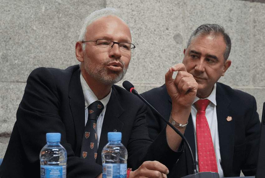 El presidente del ICOMEM expone algunas propuestas de la campaña 'Madrid sin tabaco' en la Mesa de Atención Primaria