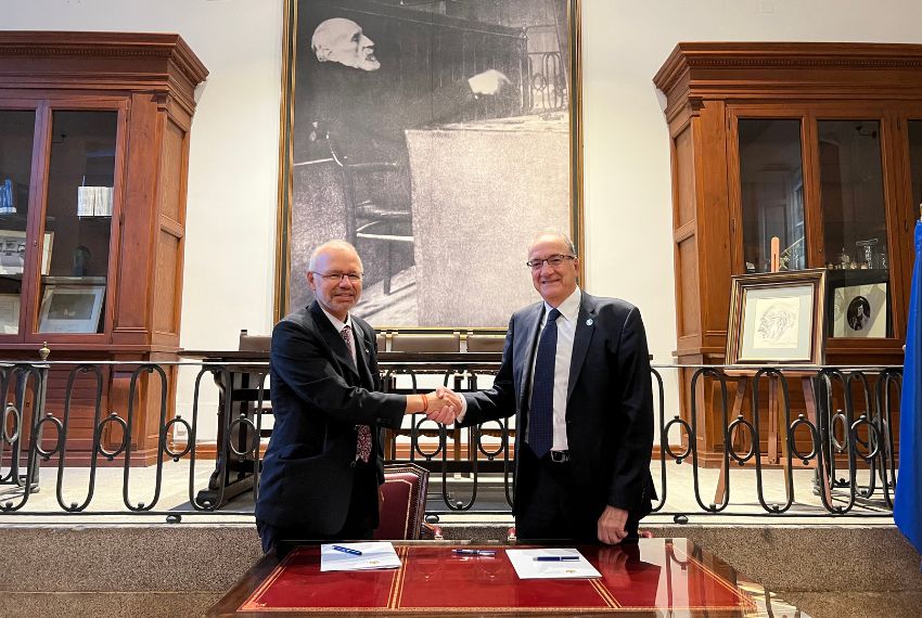 El presidente del ICOMEM, el Dr. Manuel Martínez-Sellés, y el rector de la Universidad Nebrija, D. José Muñiz, firman un convenio marco en el Aula Cajal del Colegio